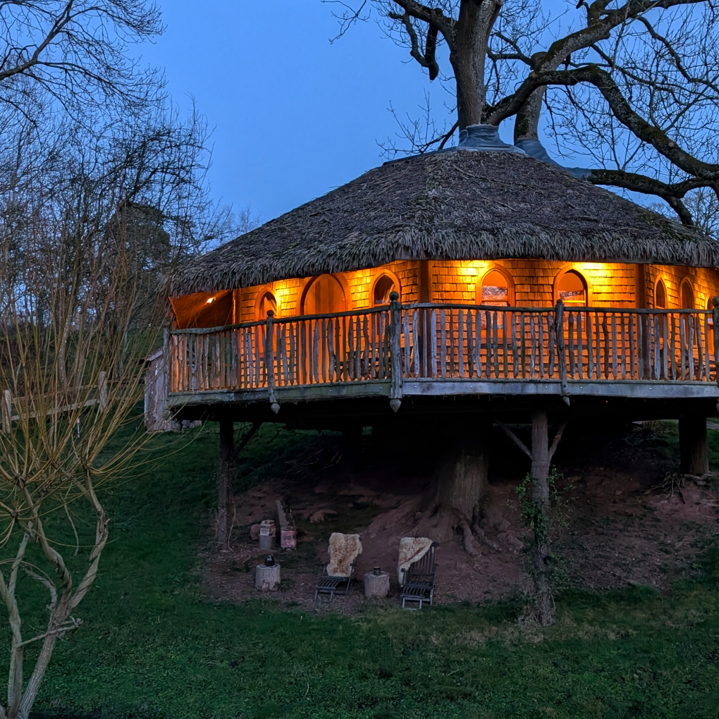 Full view of Vivianna's outdoor hot tub, fire pit and lakeside